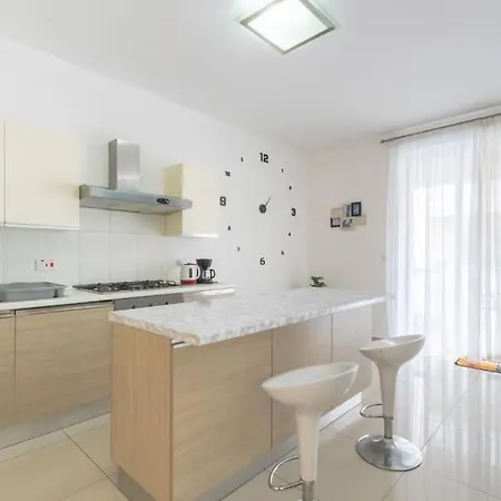 Spacious Apartment With Side Sea View St. Paul's Bay Buitenkant foto