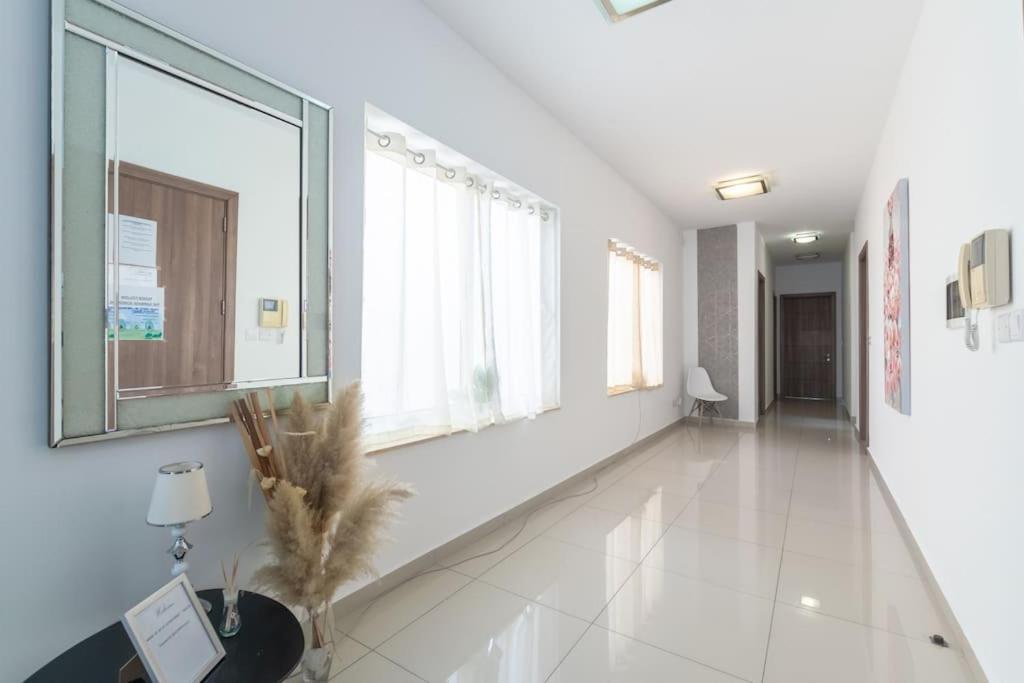 Spacious With Side Sea View Apartment *