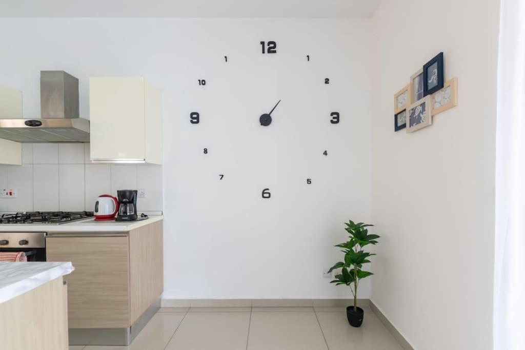 Apartment Spacious With Side Sea View