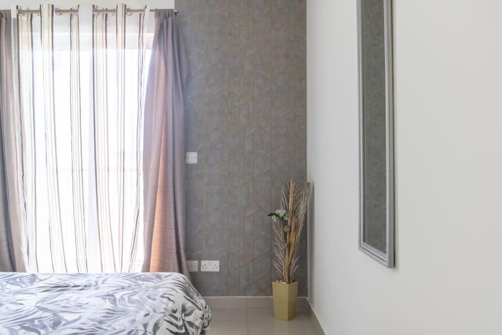 Apartment Spacious With Side Sea View