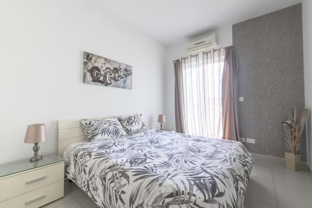 Spacious With Side Sea View Apartment St. Paul's Bay