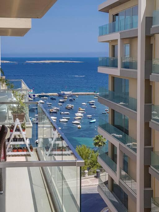 Apartment Spacious With Side Sea View
