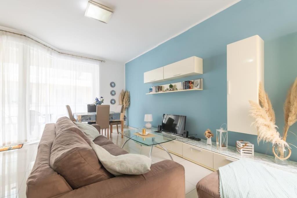 Apartment Spacious With Side Sea View