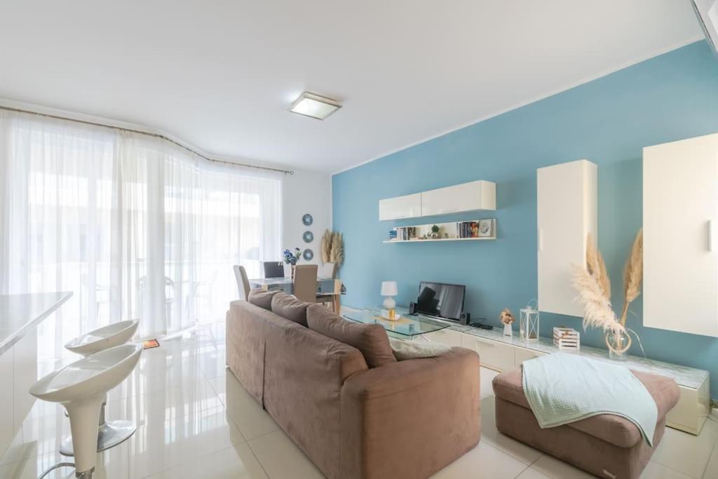 Apartment Spacious With Side Sea View