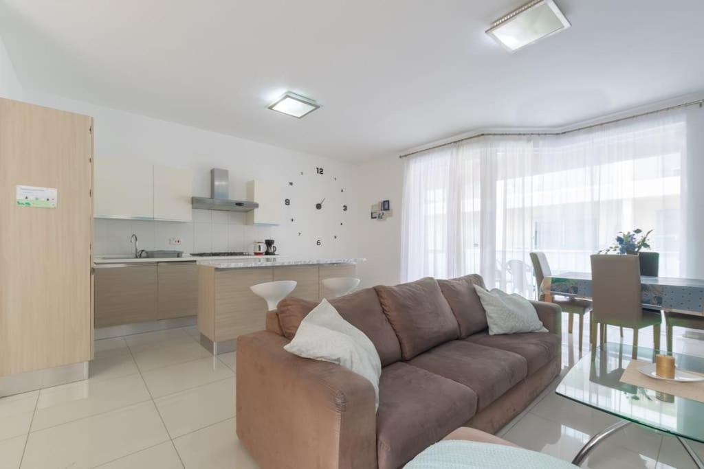 Apartment Spacious With Side Sea View *