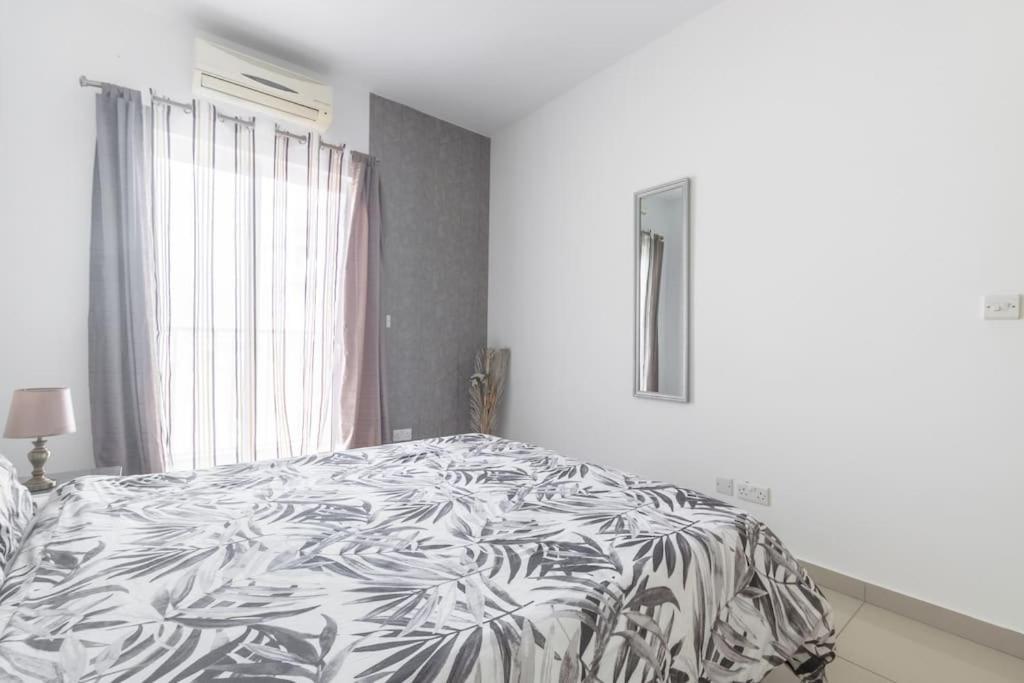 Apartment Spacious With Side Sea View
