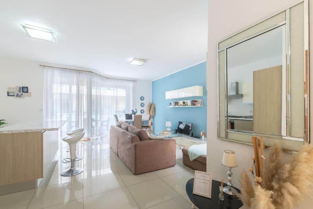 Spacious With Side Sea View Apartment St. Paul's Bay